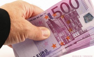 500-euro-schein-geldschein-bargeld-hand-banknote