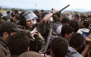 migrants-police_3431440b